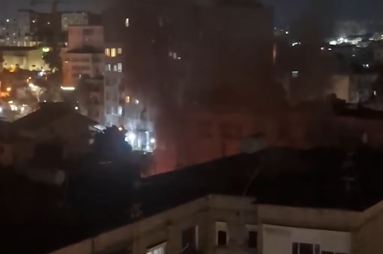 Kaplohet nga zjarri një banesë në Tiranë, humb jetën një i moshuar