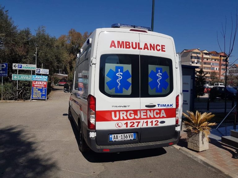 Plagosje me thikë në Vlorë, qëllohet dy herë 33-vjeçari në afërsi të spitalit