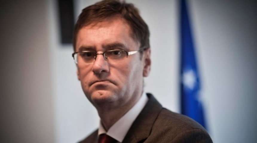 Sovrani po flet për vesh të shurdhër