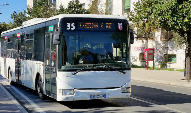 Shqiptarët, ndër popujt që përdorin më shumë transportin publik në Europë