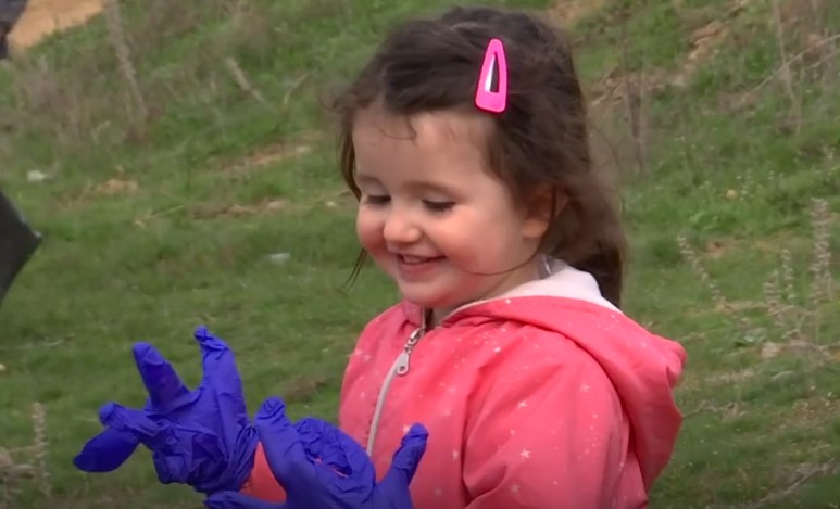 Pastrimi i liqenit: Mbeturinat “konkurrojnë” peshqit në Badoc (VIDEO)