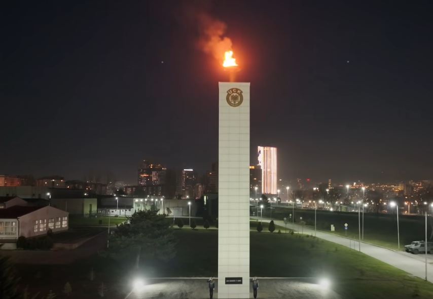 Përmbyllen aktivitetet për Epopenë: Ndizet flakadani në kazermën "Adem Jashari" (VIDEO)