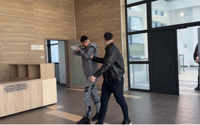 Një muaj paraburgim për Mossin dhe dy të tjerët për sulmin ndaj Burim Pacollit