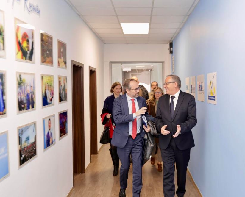 Hamza pas takimit me emisarin e BE-së: Integrimi evropian dhe anëtarësimi në NATO, synime strategjike të Kosovës