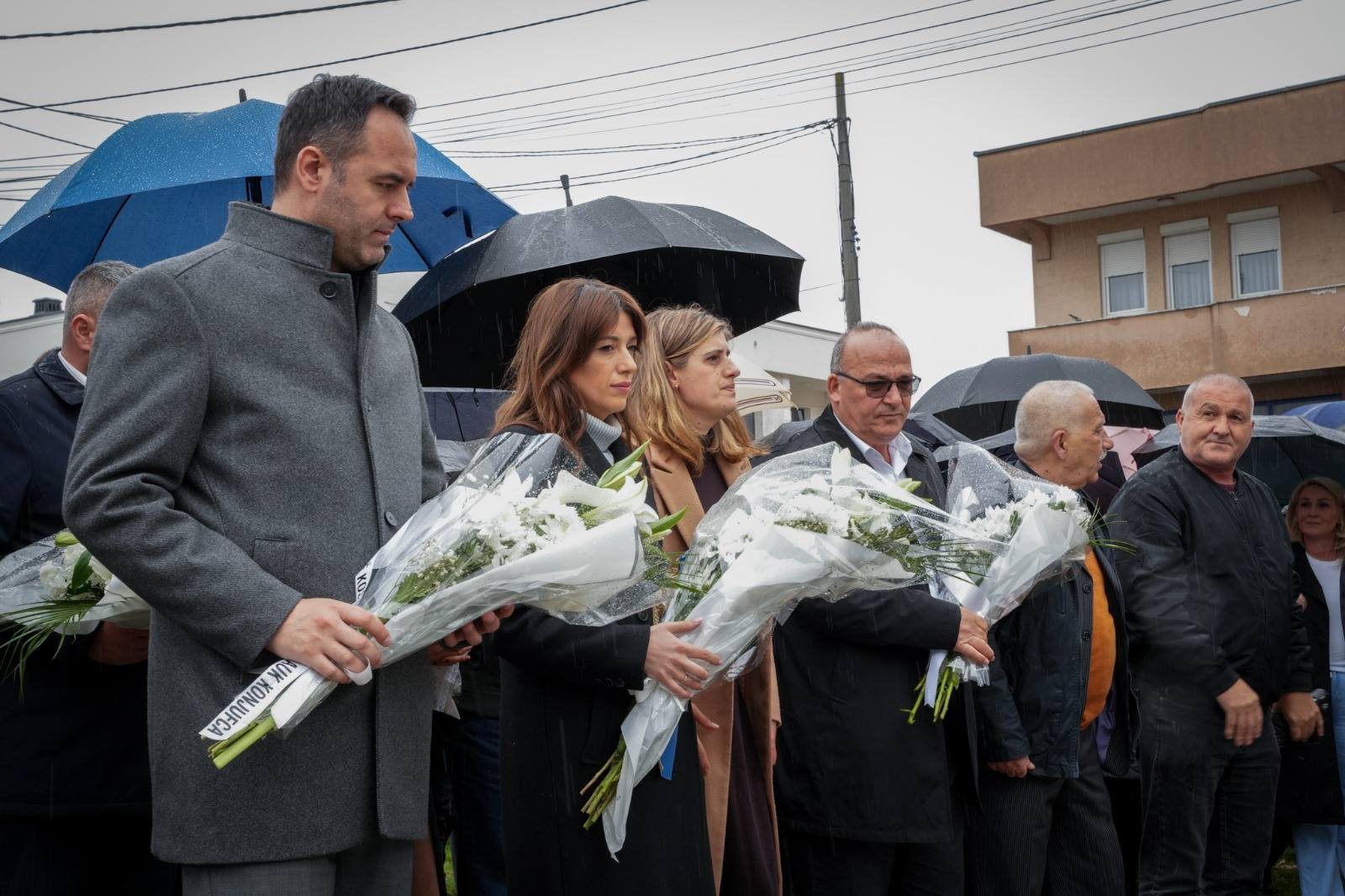 Haxhiu dhe Konjufca nderojnë viktimat e masakrës së Podujevës