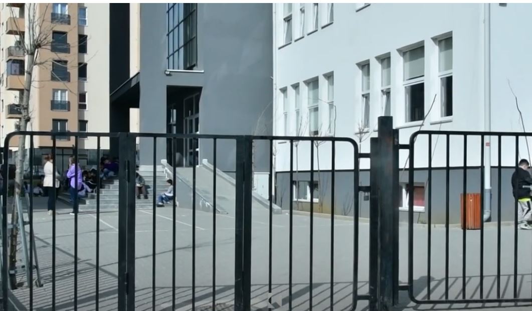 Hallakamë në shkollë, mësuesja “ik” pa paralajmërim! (VIDEO)
