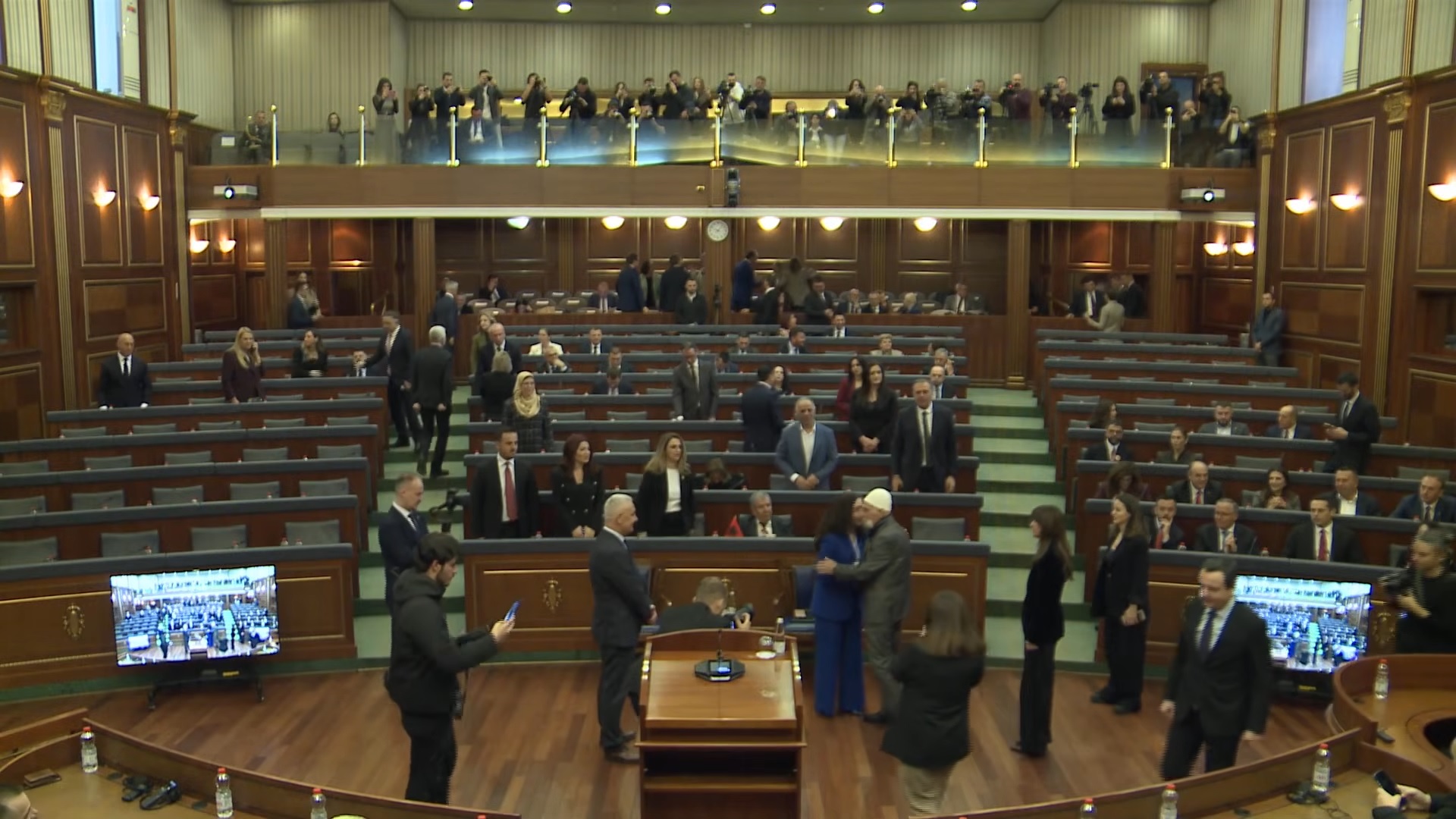 Seanca për Epopenë e UÇK-së: Kurti s’e përshëndet Osmanin, Haxhiu e Konjufca po