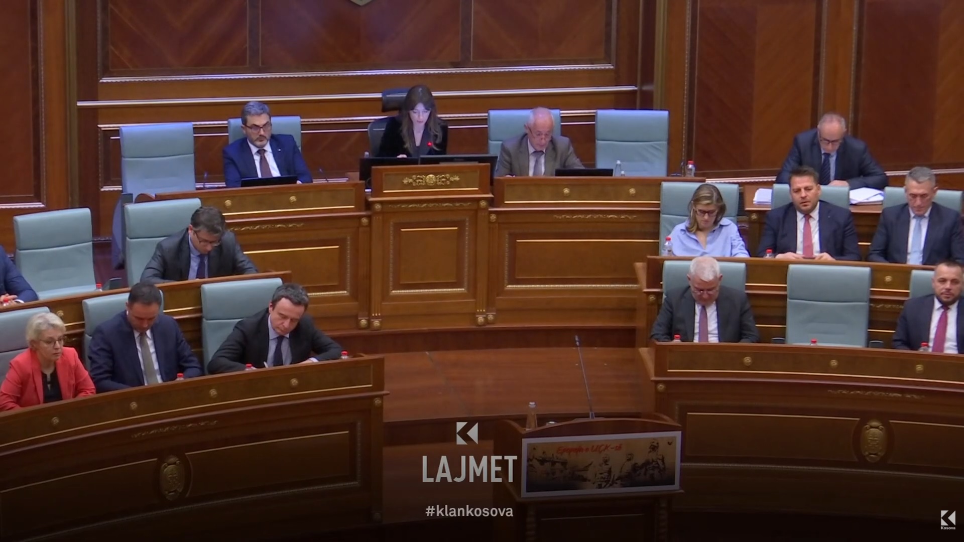 Nënshkrimet për kandidatët: VV “djeg” firmat, presidenti në dorë të opozitës (VIDEO)