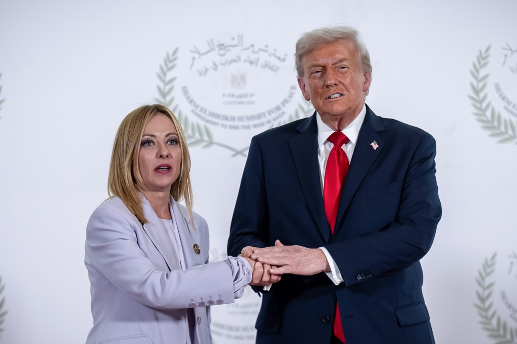 Trump e vlerëson Melonin si 'udhëheqëse të shkëlqyer' pas talljes me Starmer