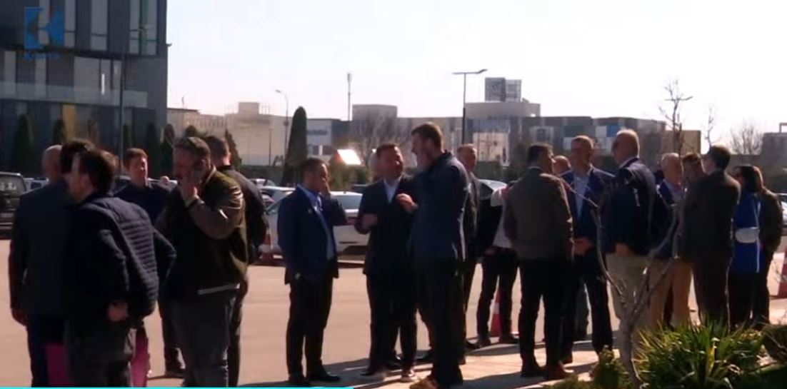 Këshilli i Përgjithshëm - “Presidenti” e mbledh partinë e LVV-së (VIDEO)