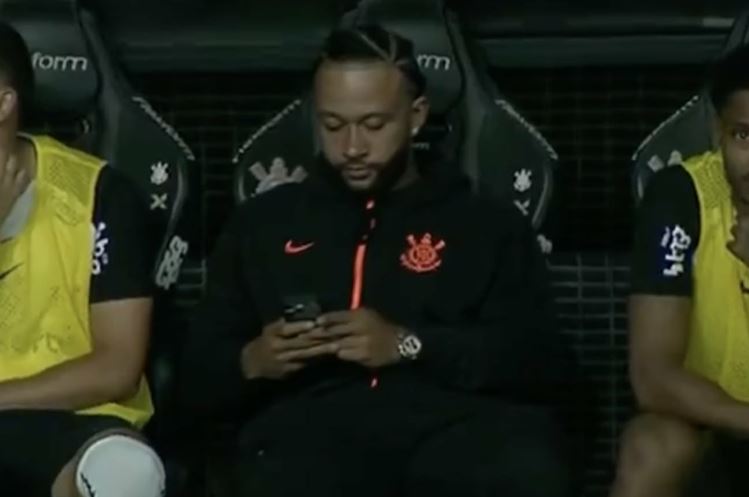 Memphis Depay në qendër të polemikave pasi përdori telefonin gjatë ndeshjes