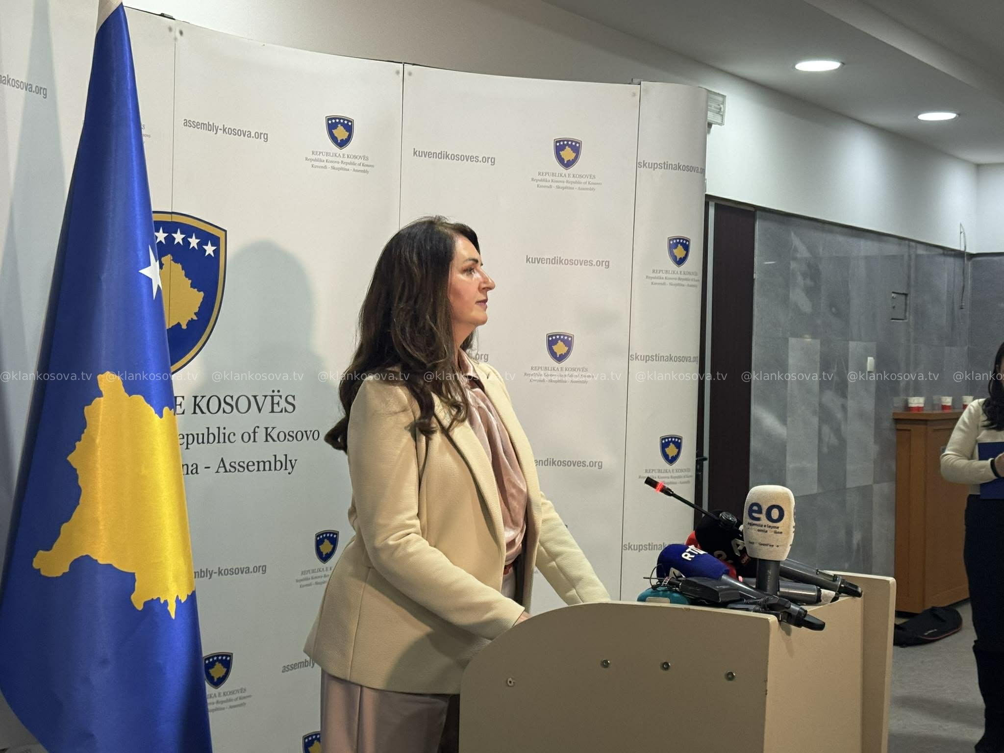 VV thotë se i ofroi Osmanit nënshkrimet, por presidentja i refuzoi!