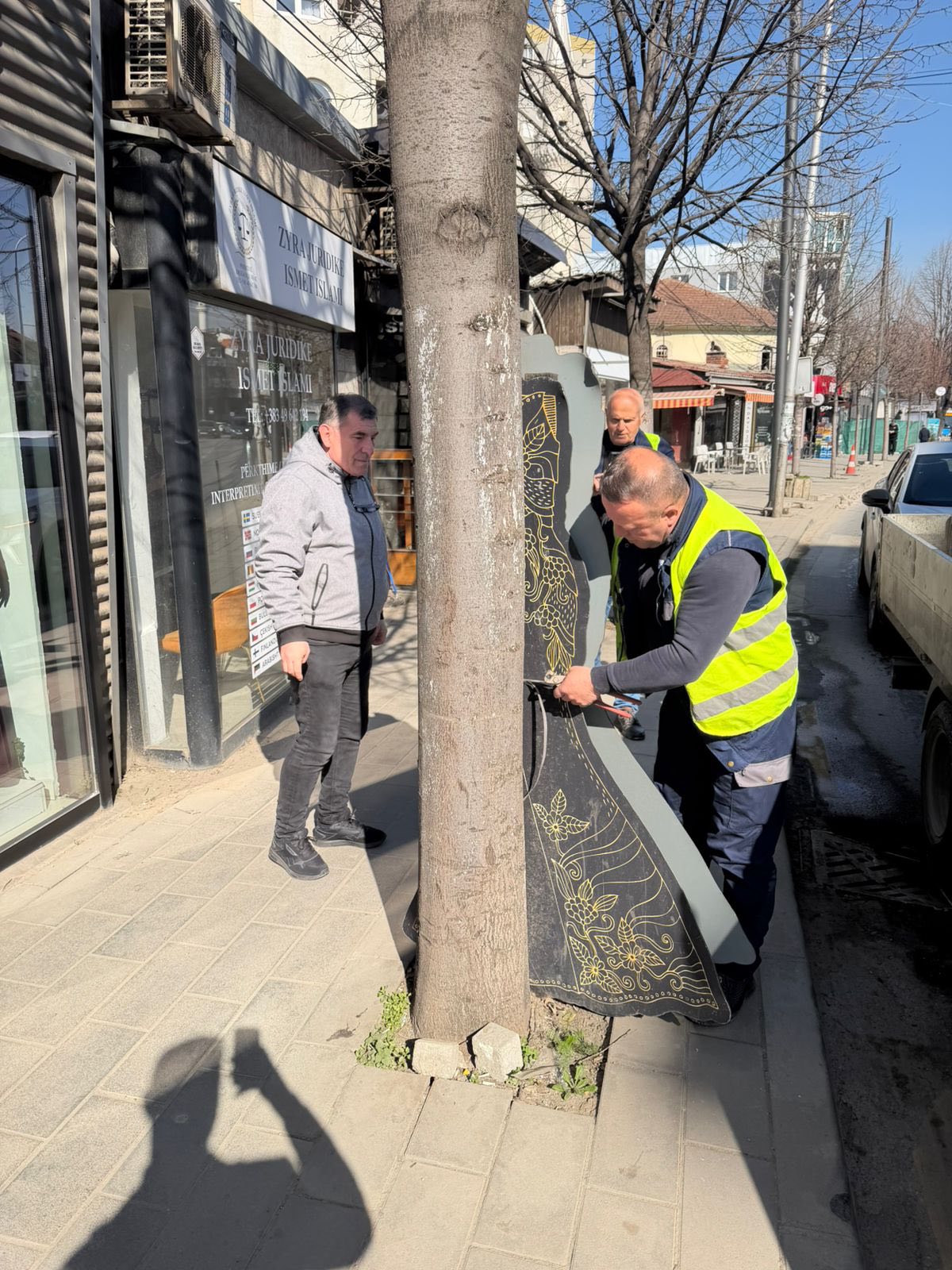 Inspektorati i Kryeqytetit nis heqjen e reklamave pa leje nga hapësirat publike