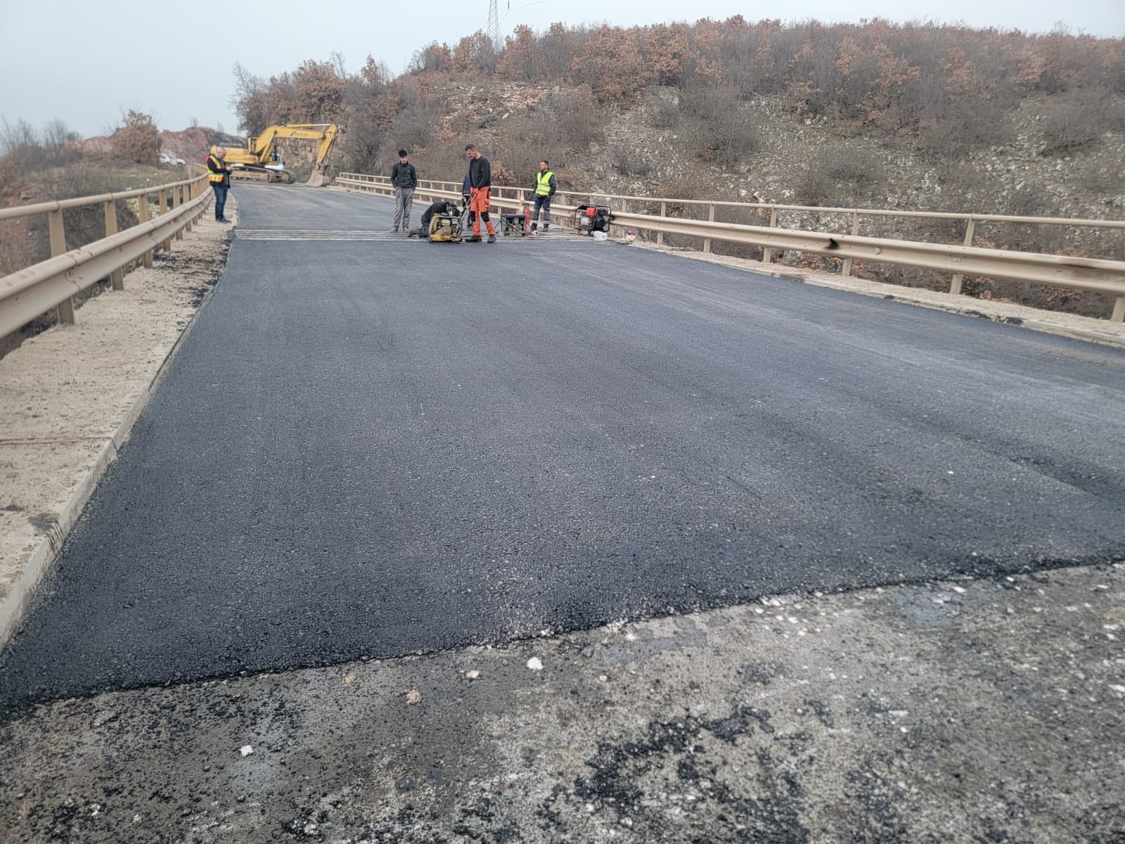 Përfundojnë punimet, rruga Prishtinë-Pejë e gatshme për qarkullim