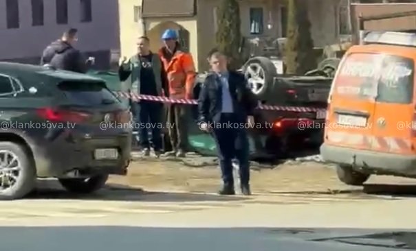 Rrokulliset vetura në Lagjen e Muhaxherëve, përfundon në një objekt në ndërtim e sipër (VIDEO)