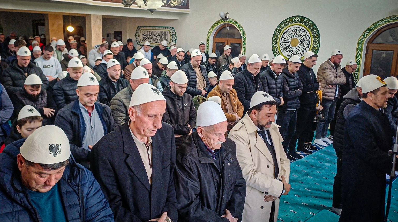 Besimtarët në Prizren falin Bajramin me plisa në kokë (FOTO)