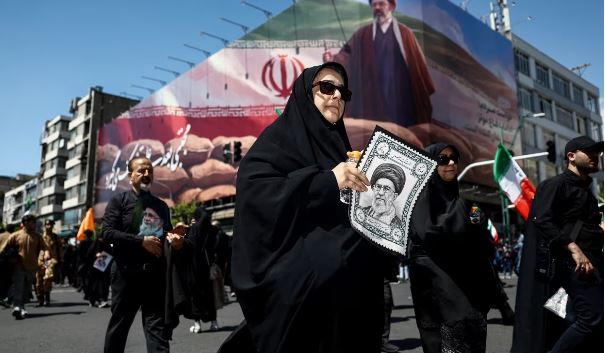 Iranianët shënojnë 40 ditë nga vrasja e udhëheqësit suprem, qytetarët vajtojnë në Teheran