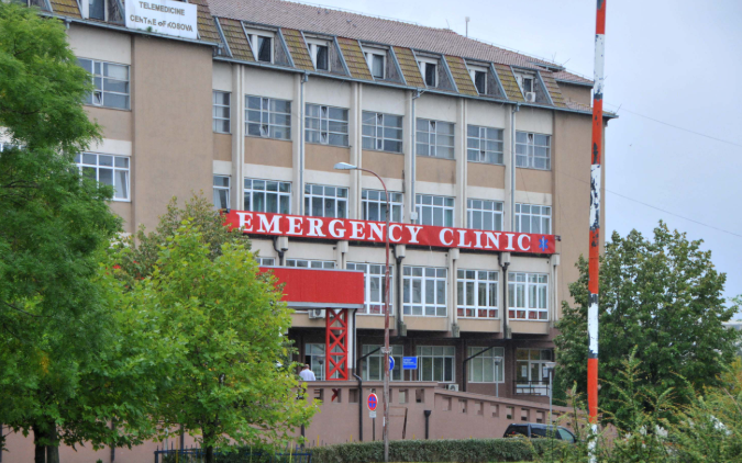 Lëndohet rëndë punëtori në Prizren, ra në kontakt me rrymën në një servis