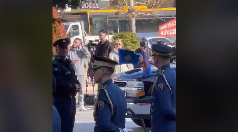 Qytetarët dalin ta përshëndesin Vjosa Osmanin pasi dorëzoi detyrën e presidentes (VIDEO)