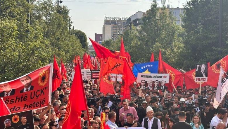 Studentët e Pejës në protestë, kërkojnë mbrojtjen e vlerave të UÇK-së