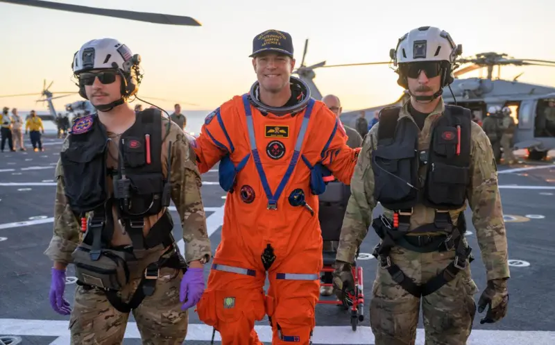 Rikthim triumfal: Astronautët mbërrijnë në anijen e rimëkëmbjes me buzëqeshje