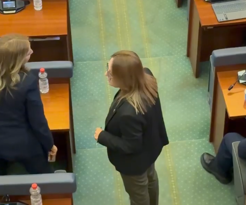 Tension në Kuvend, Haxhiu-Bajramit: Për çka po i afrohesh deputetit, ulu në vend