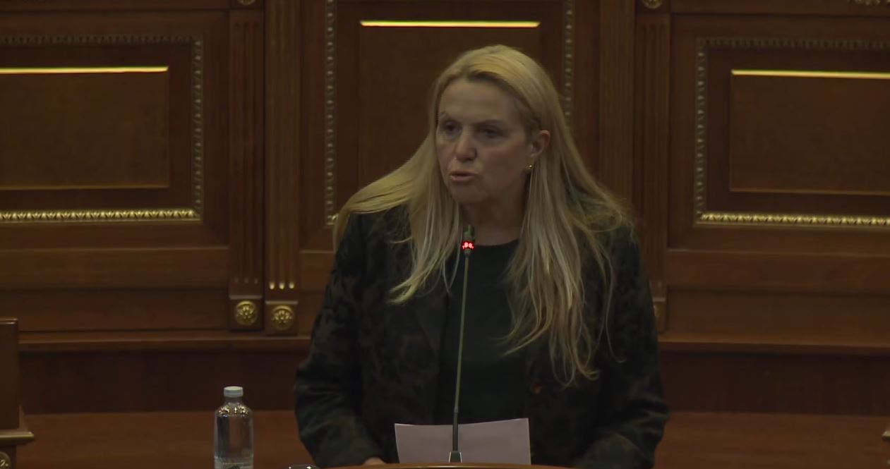 “Mos ta faltë Zoti evladin e keq se mundet me fëlliqë edhe emrin e familjes”, Kadrijaj thumbon Gërvallën