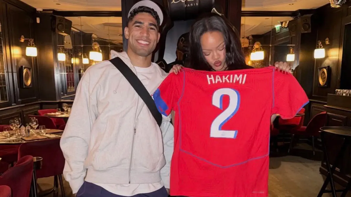 Achraf Hakimi takon Rihannën dhe i dhuron fanellën e Marokut