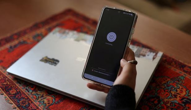 Irani në errësirë digjitale: Ndërprerja e internetit hyn në ditën e 55-të