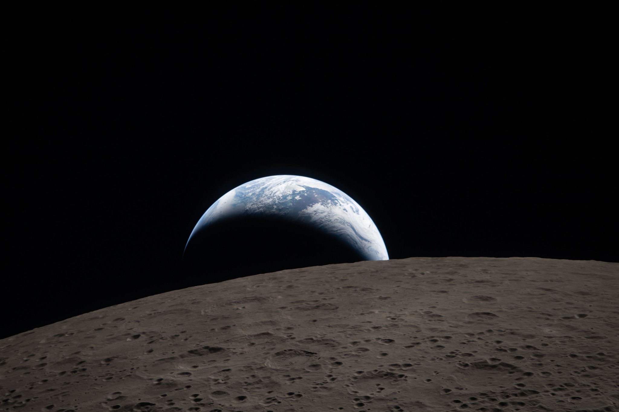 NASA publikon fotografi nga Artemis II: Përshëndetje, Hënë!