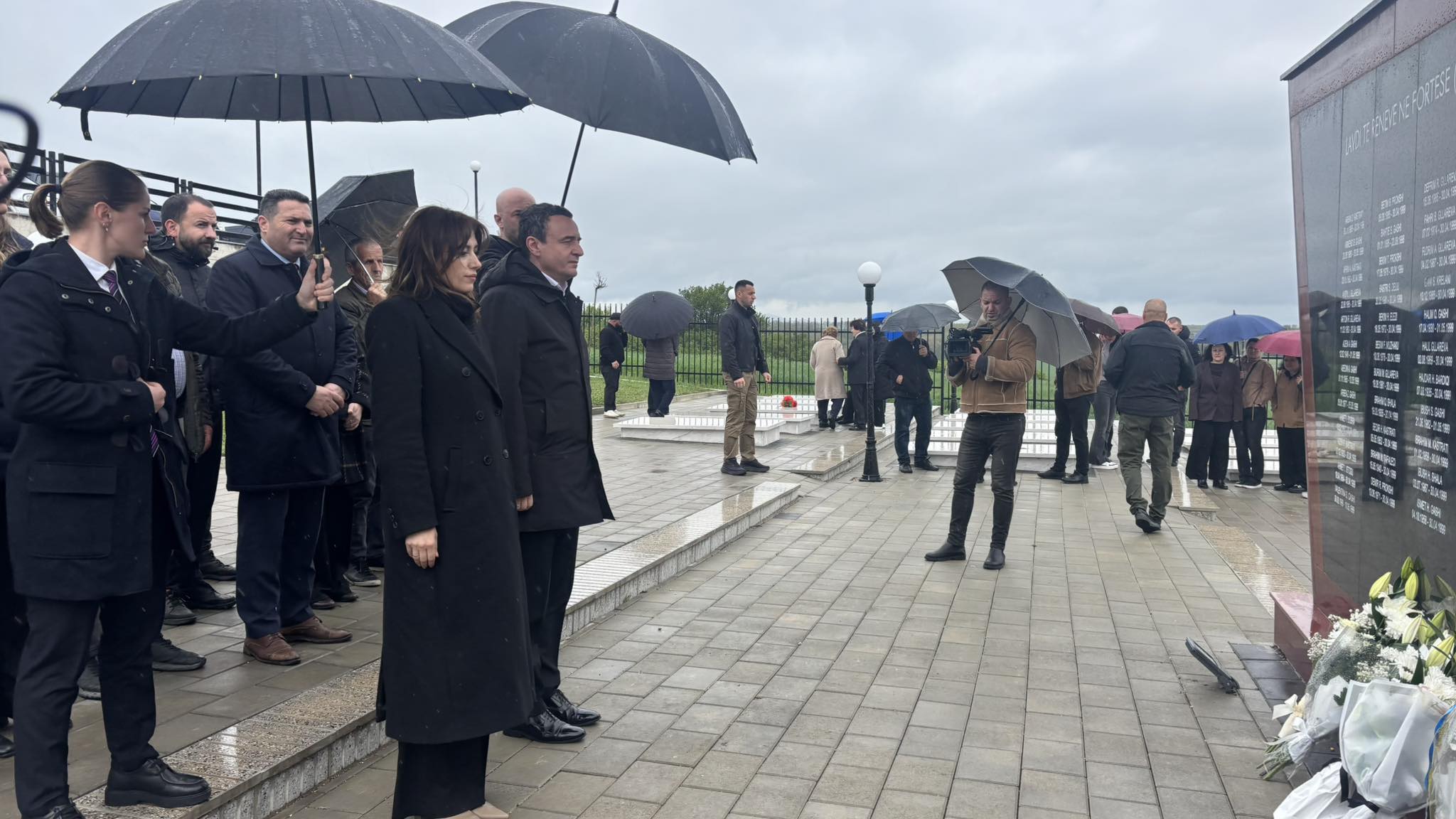 Haxhiu e Kurti bëjnë homazhe, nderojnë dëshmorët në Gllobar të Drenasit