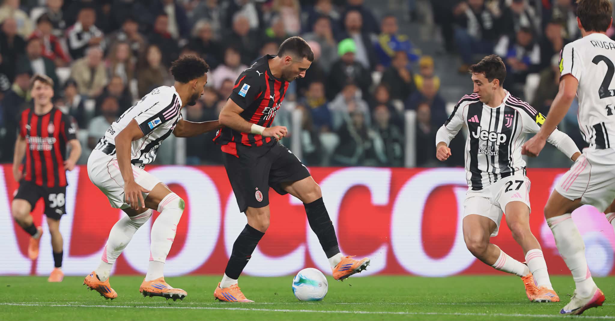 Drama me VAR mban Milan–Juventus në barazim pa gola në pjesën e parë