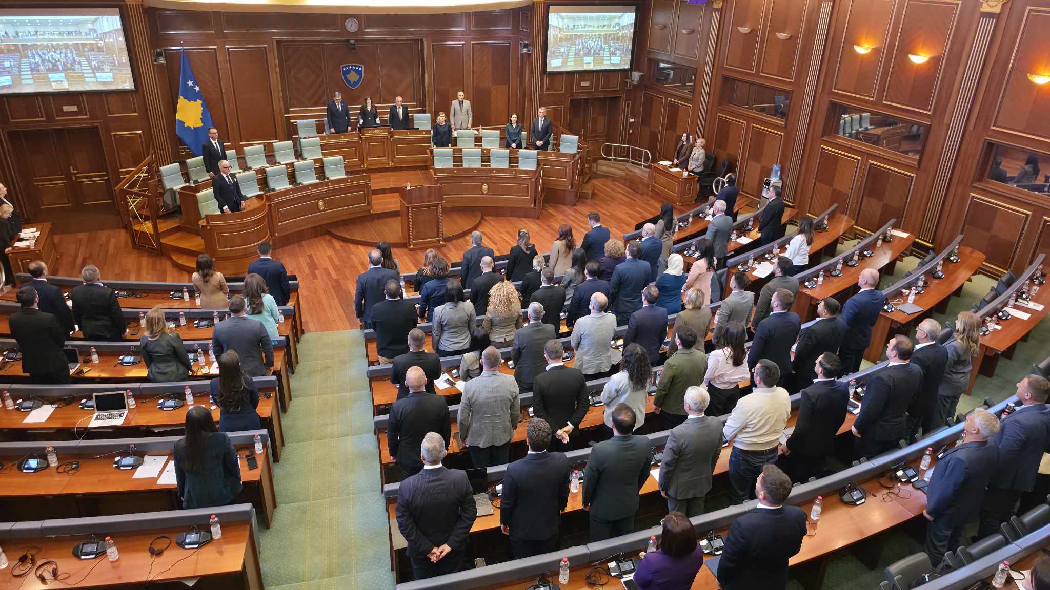 Kuvendi një minutë heshtje për Rexhep Qosjen