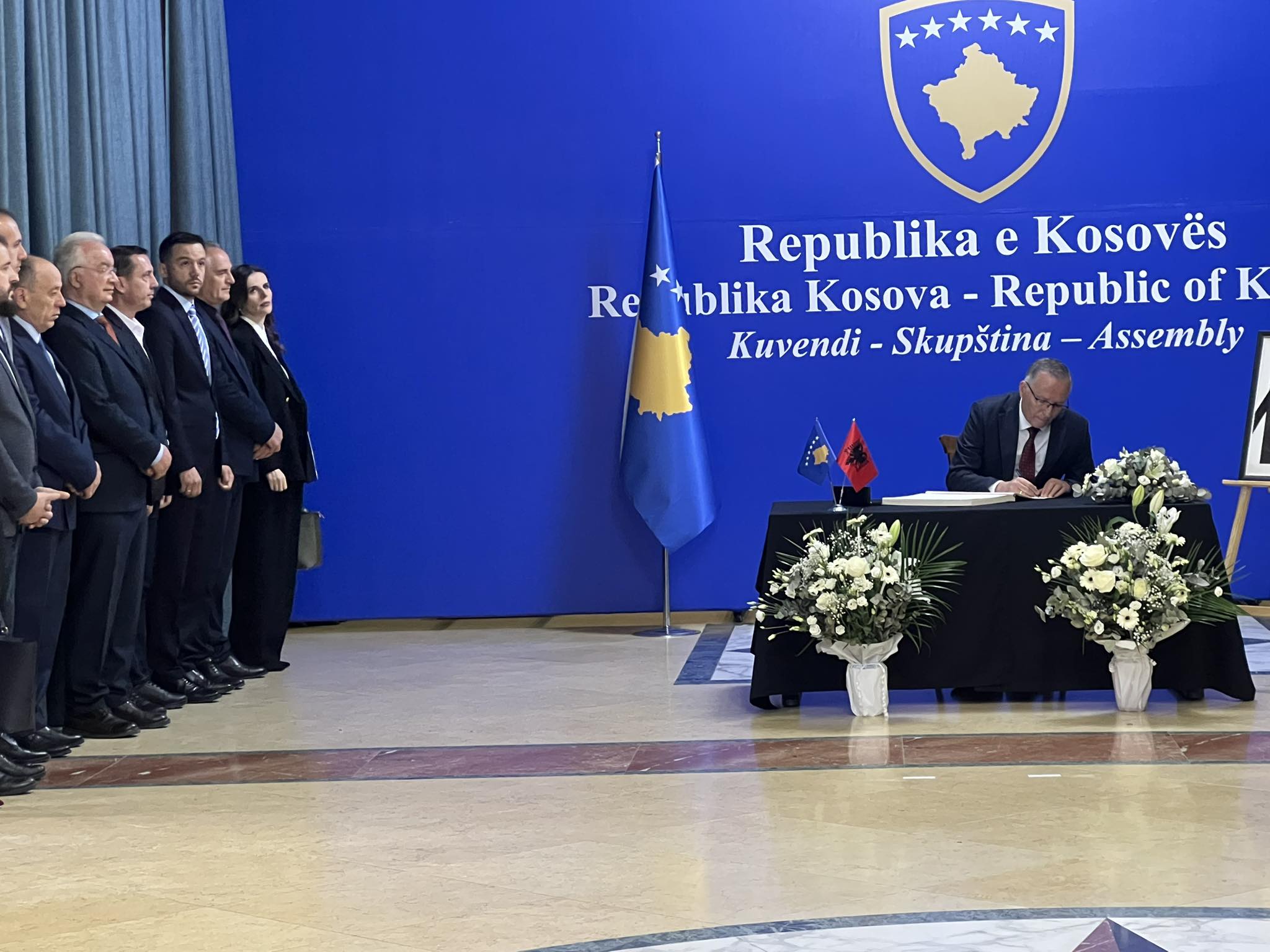 Deputetët e PDK-së bëjnë homazhe në nderim të akademik Rexhep Qosja