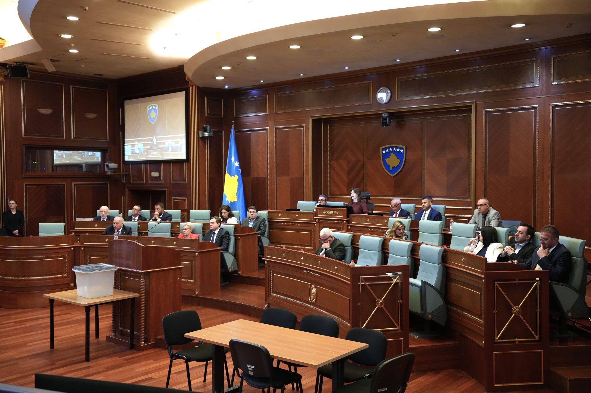 Kuvendi mbylli dyert pa president, hapen sërish kutitë e votimit