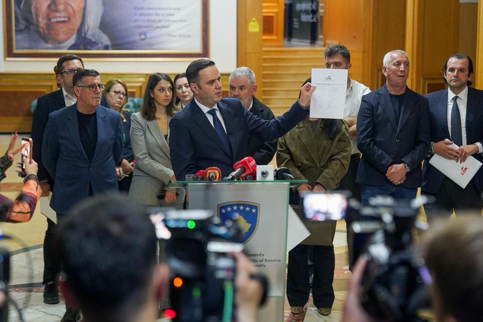 Abdixhiku reagon sërish: Mes shtetit ‘karate’, propagandës e mashtrimit, ne zgjedhim Republikën