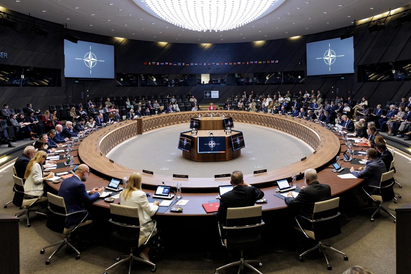 Komandanti i KFOR-it falënderon aleatët në NATO që po mbështesin sigurinë në Kosovë
