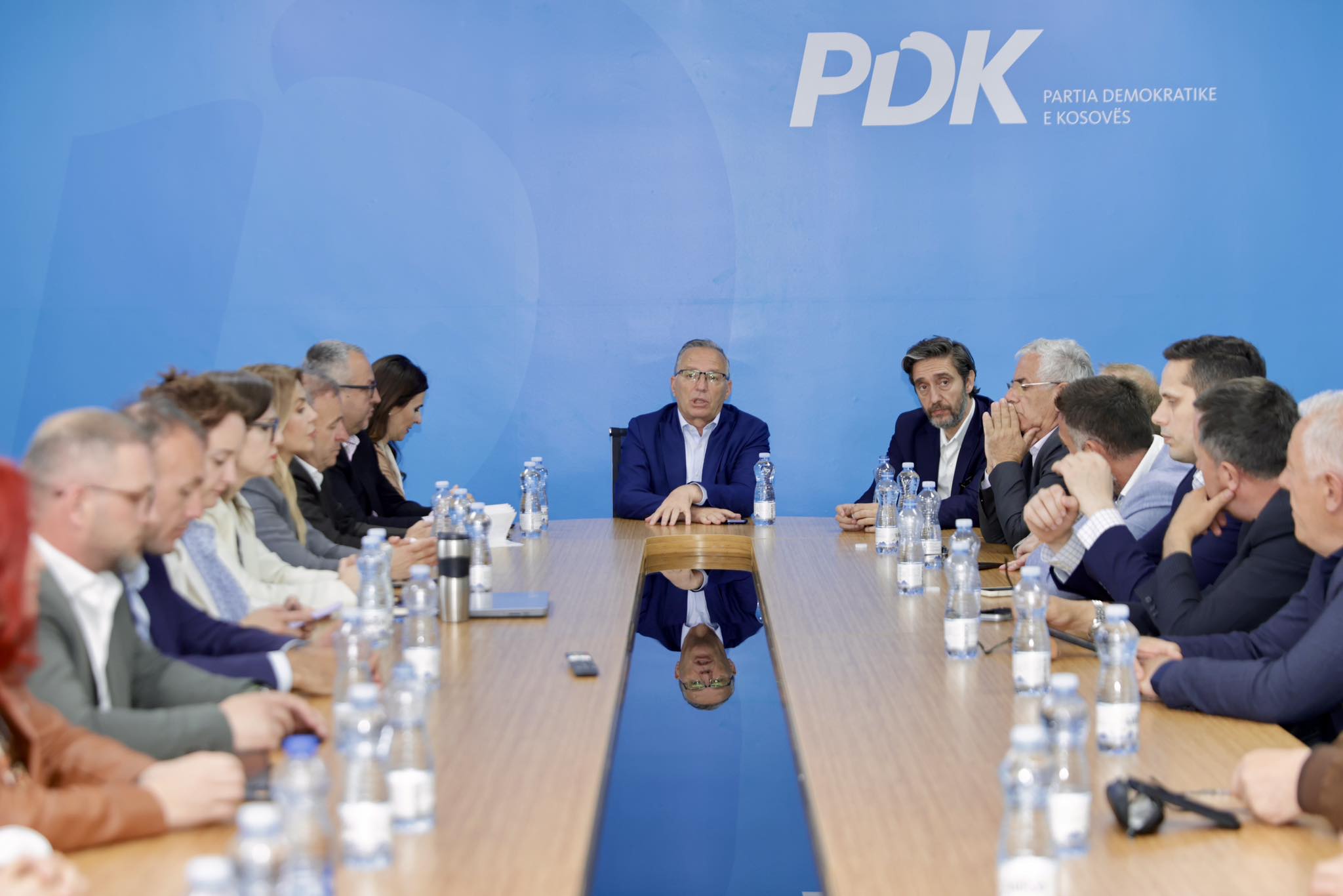 PDK mbledh Kryesinë: Po rrezikohet rendi kushtetues, s'do ta lejojmë e do ta ndalojmë