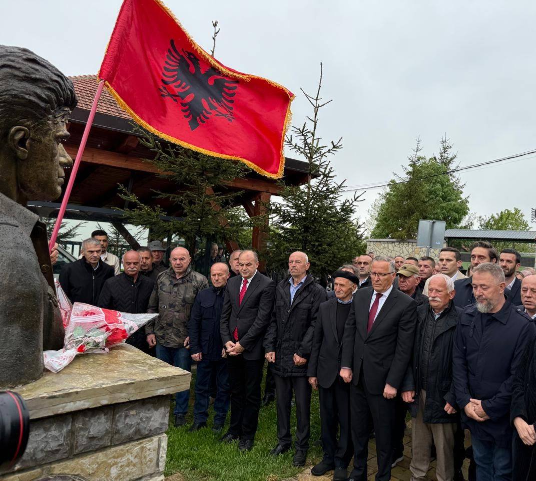 Enver Hoxhaj bën homazhe te kulla e komandantit Ilaz Kodra në Prekaz