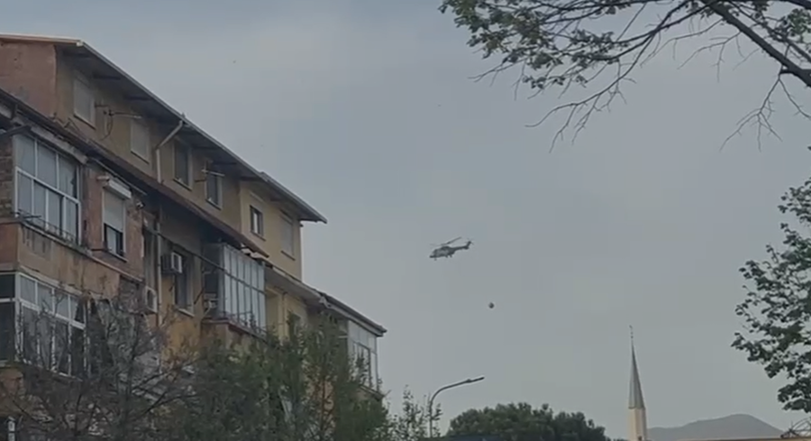 Flakët dalin jashtë kontrollit pranë QSUT, ndërhyn “Mbrojtja” me helikopter