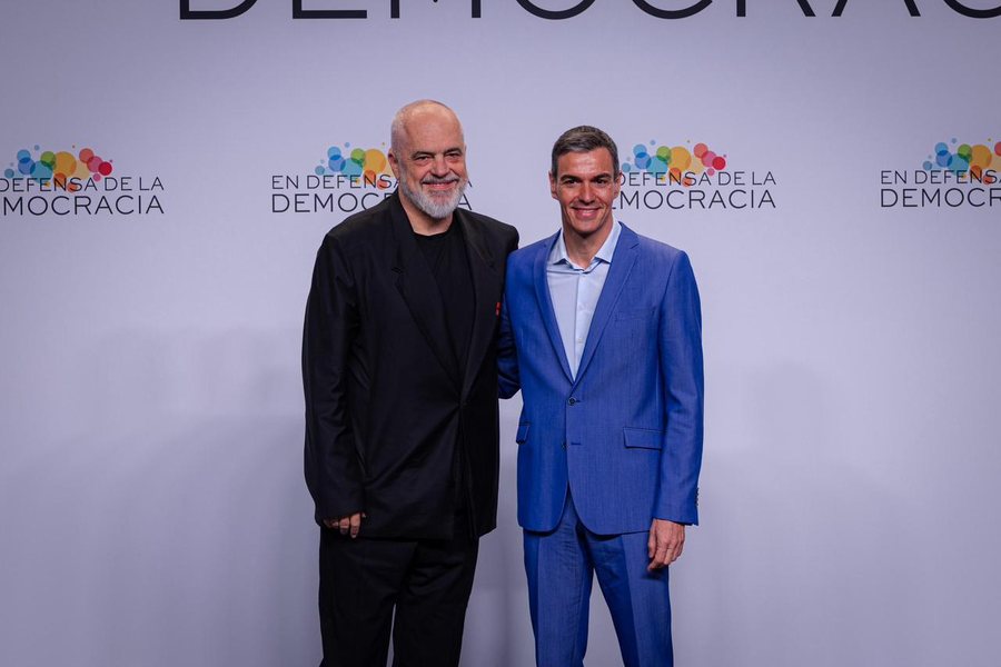 Rama në Spanjë në Samitin për Demokracinë, takohet me Sanchezin e me presidentin e KiE