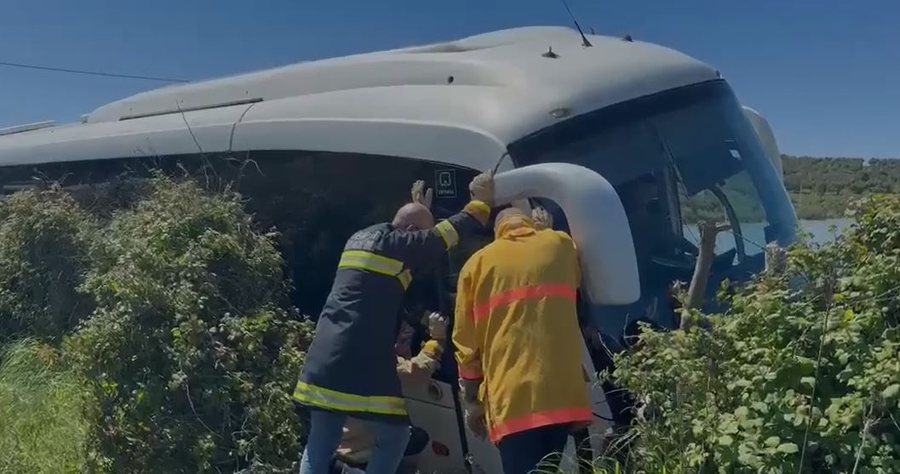 I mbushur me nxënës, autobusi në Zvërnec del nga rruga dhe bllokon qarkullimin