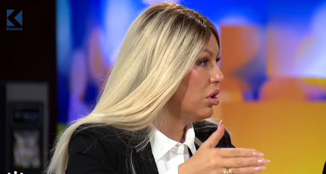 Këngëtarja Bajrami emocionon, rrëfen për diplomimin e fëmijës së parë me autizëm në Kosovë (VIDEO)