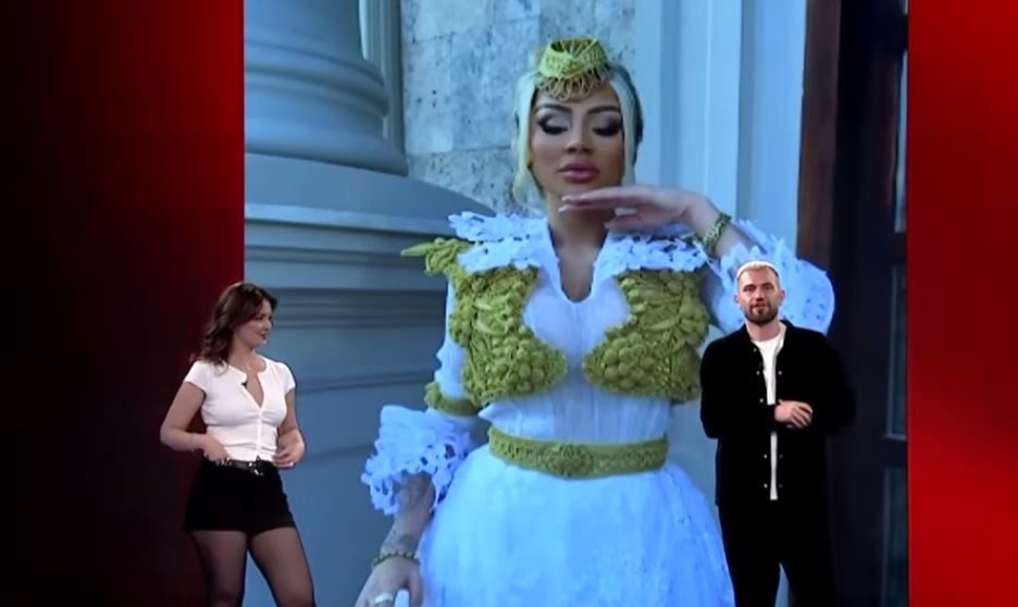 Nga BBVK te dimijat - Benita mahnit me veshjen tradicionale (VIDEO) 