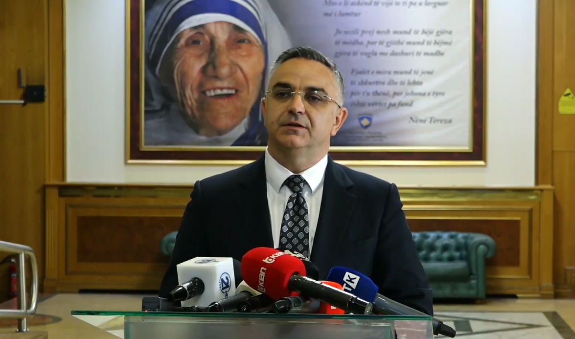 Në seancë nuk shkon as AAK, Tahiri: Spektakël politik!