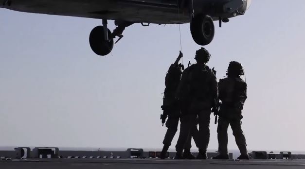 Forcat amerikane ekzekutojnë bllokadë në portet iraniane (VIDEO)