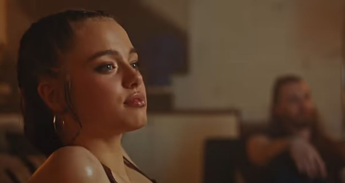 Vajza e Pitt dhe Jolie debuton si balerinë në një videoklip të K-pop