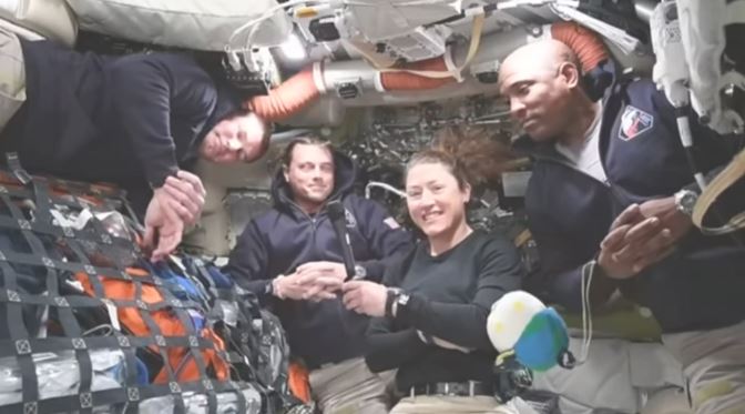 Astronautët përshkruajnë “momentin spektakolar” në hapësirë ​​pasi u larguan nga orbita e Tokës