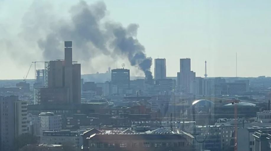 Re e zezë tymi mbuloi Berlinin, 115 zjarrfikës shuan zjarrin