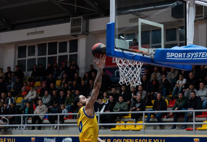 Ylli nis playoffin bukur, mund bindshëm Pejën